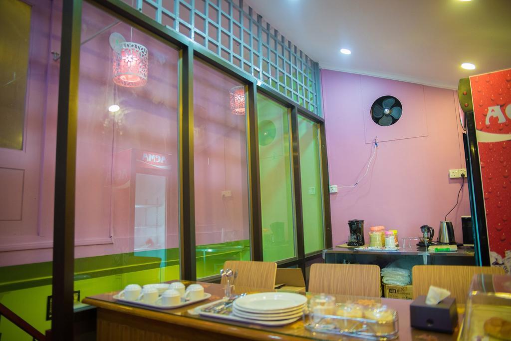 Hostel The Sat Yangon Exterior foto
