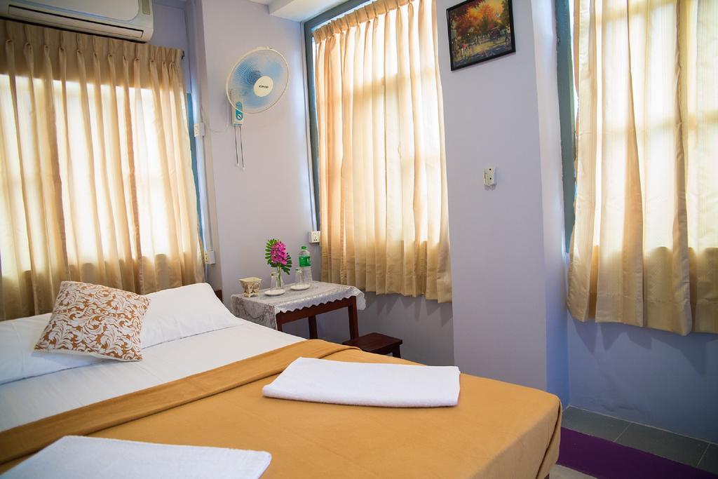 Hostel The Sat Yangon Exterior foto
