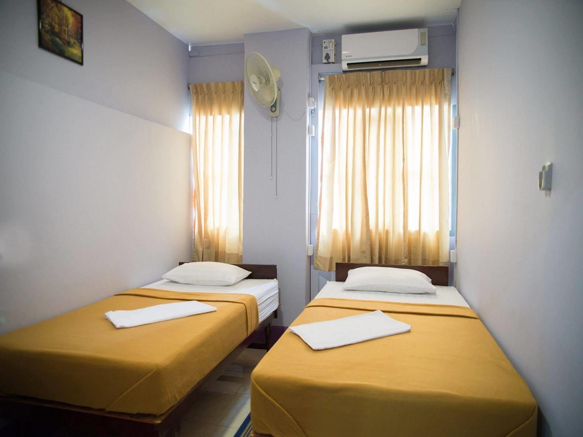 Hostel The Sat Yangon Exterior foto